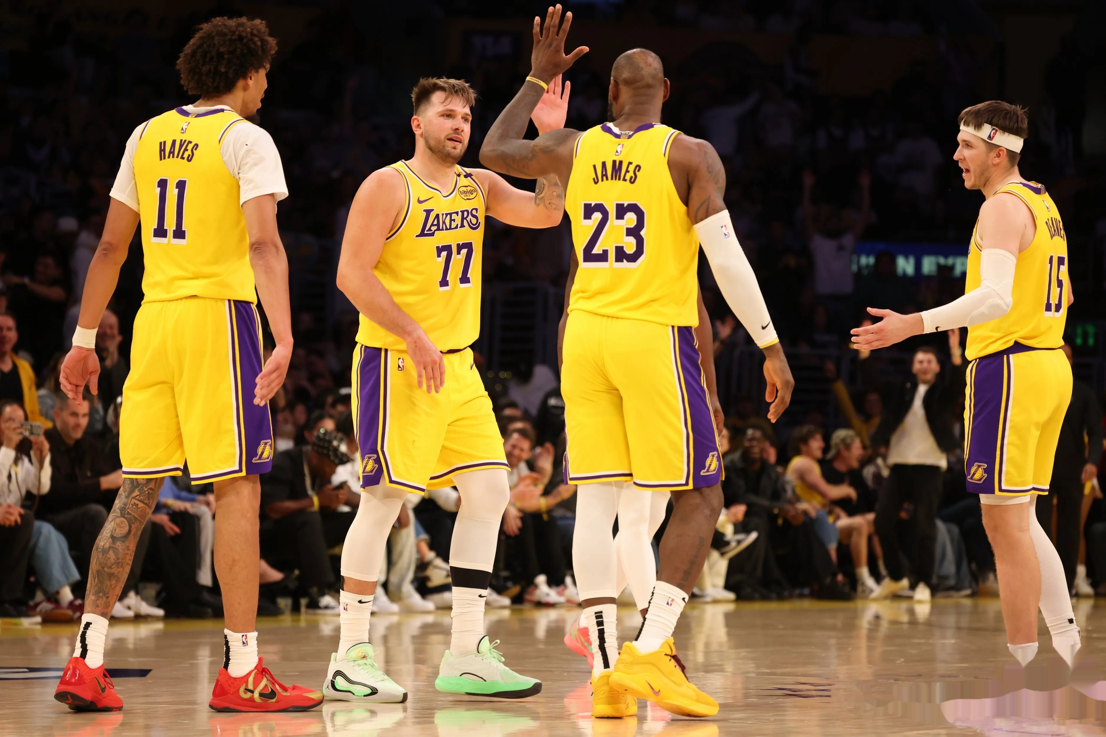 半岛体育app-比赛中球队战胜实力强大对手，令人震惊