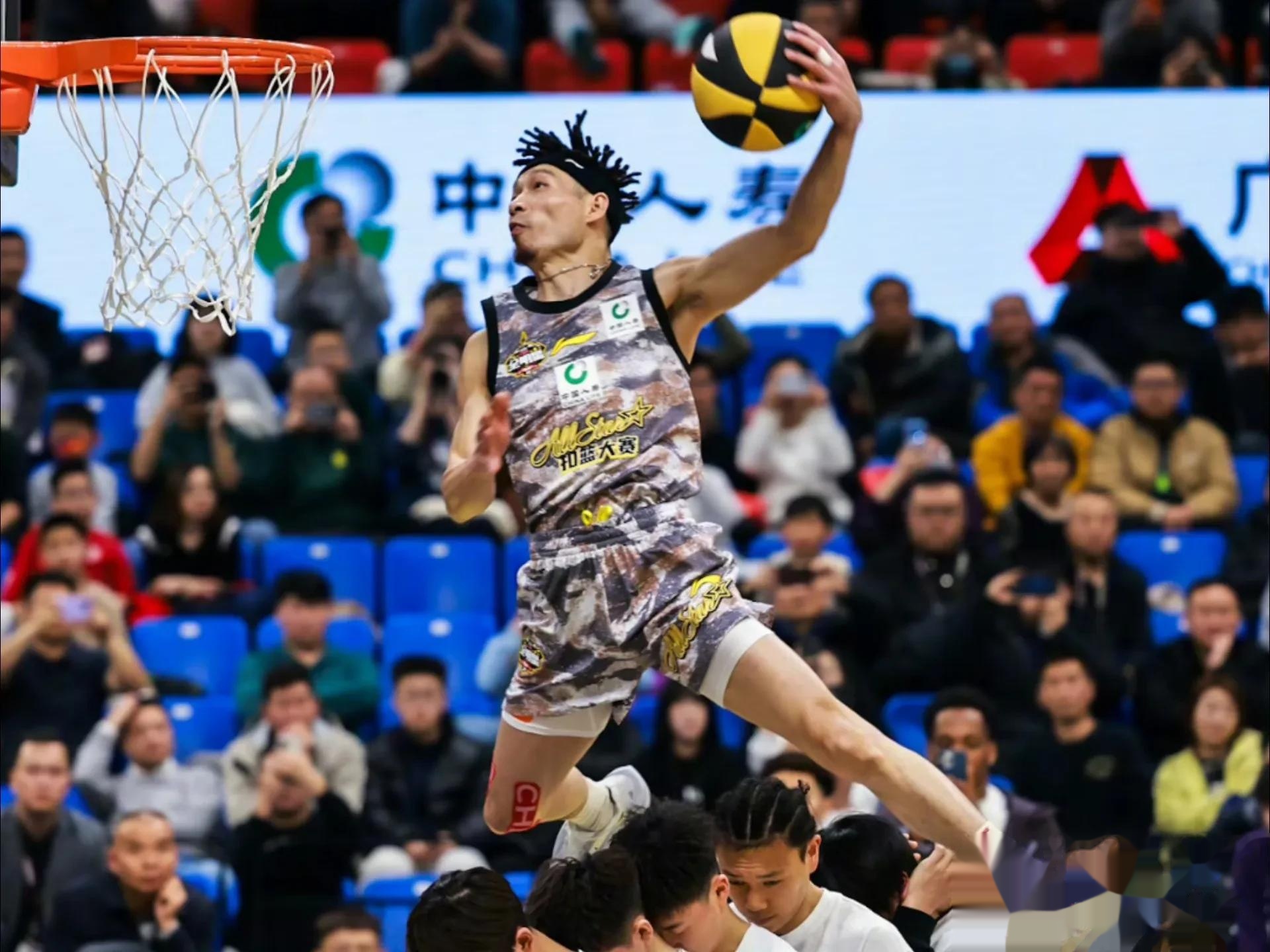 半岛体育网站入口-顶尖球星在篮球职业联赛中展现实力，触目惊心