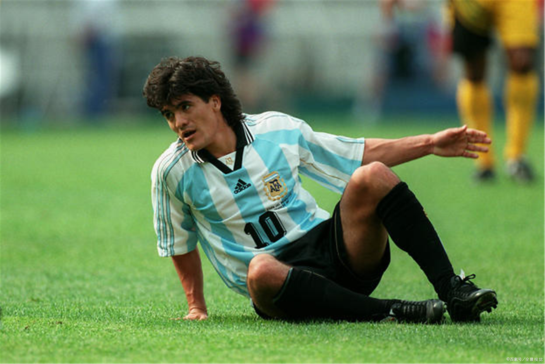 半岛体育下载-客场作战的埃瓦尔取得一方面胜利