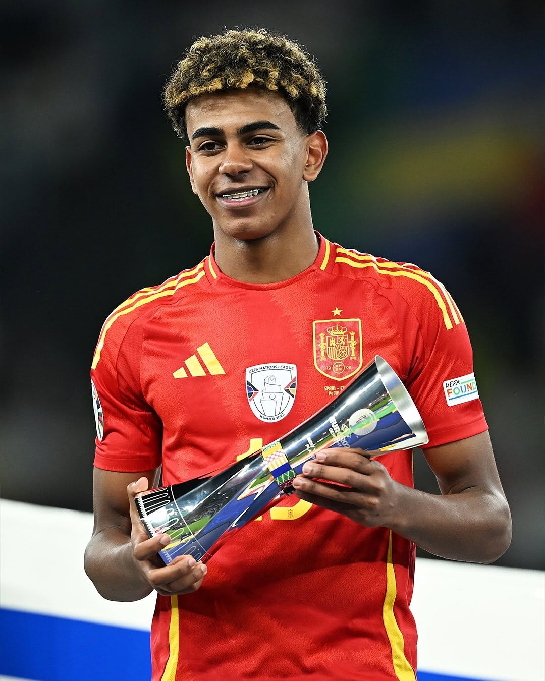 足球球星风采再现，个中技艺观赏性十足