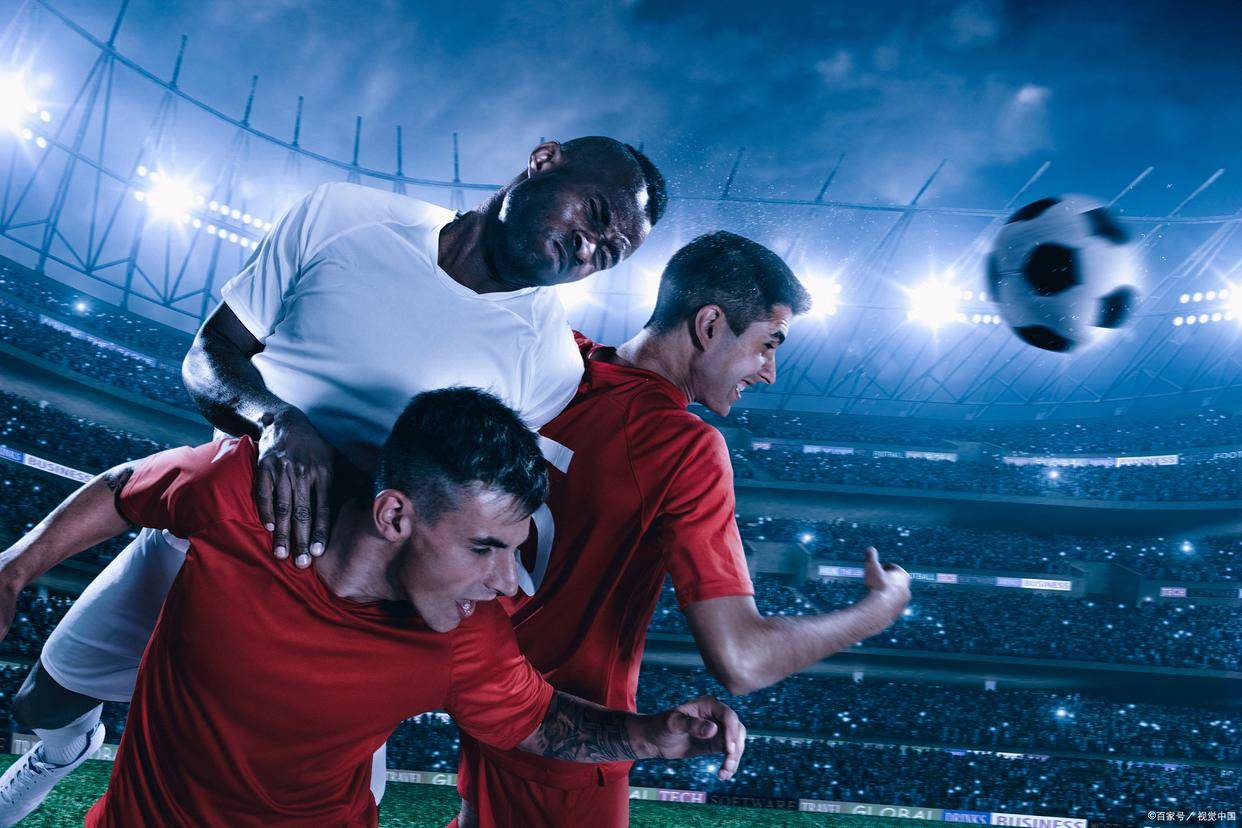足球赛场上的激烈对抗成为焦点