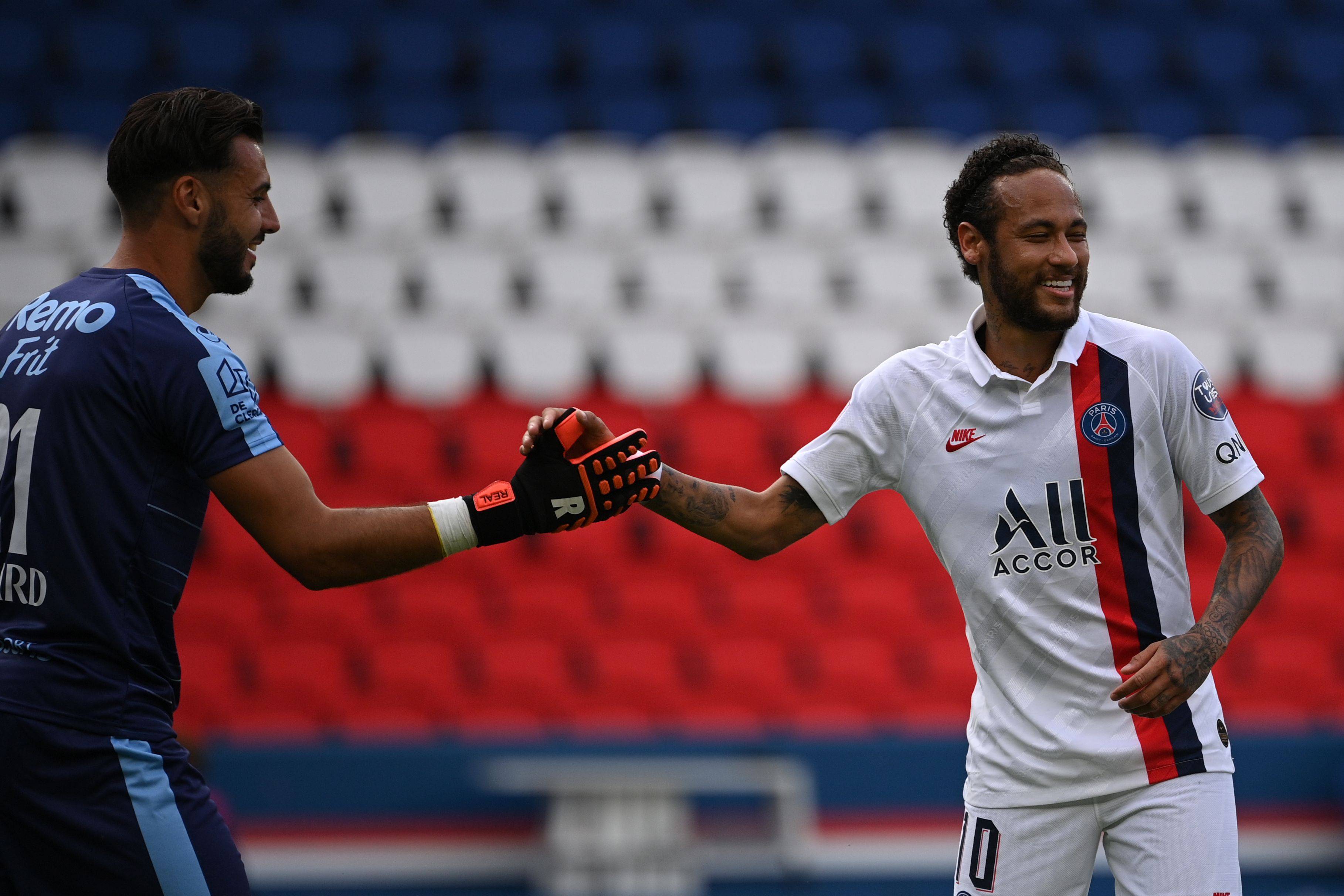 包含联合国足球队做客巴黎，对自己要求一片严格的词条