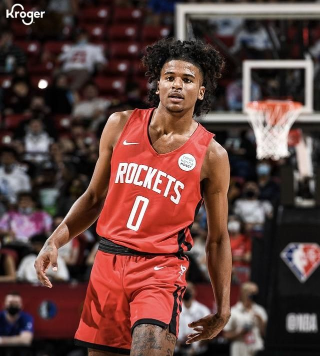 半岛体育视频-联盟新秀展现出色表现，引发球迷关注